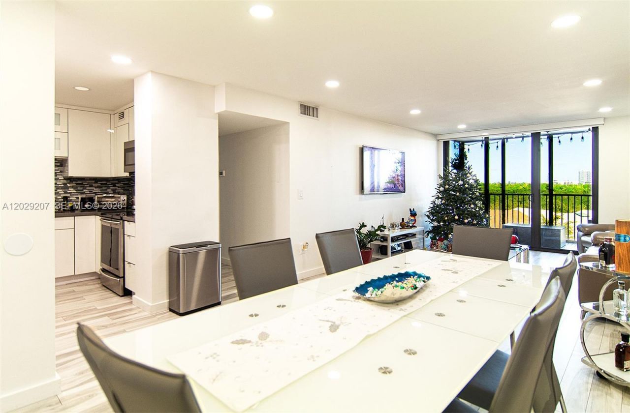 2500 NE 135th St , Unit B508, North Miami, FL 33181 Photo