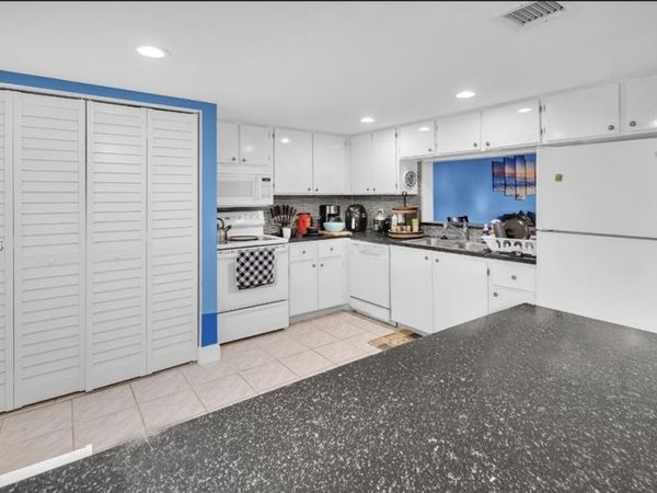 9427 NW 42nd St, Sunrise, FL 33351