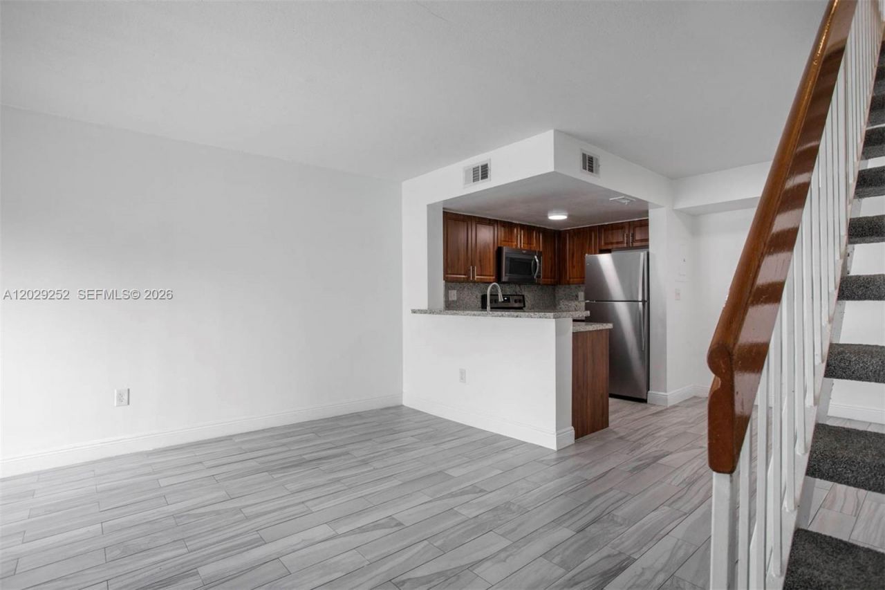 8580 NW 6th Ln , Unit 6-205, Miami, FL 33126 Photo