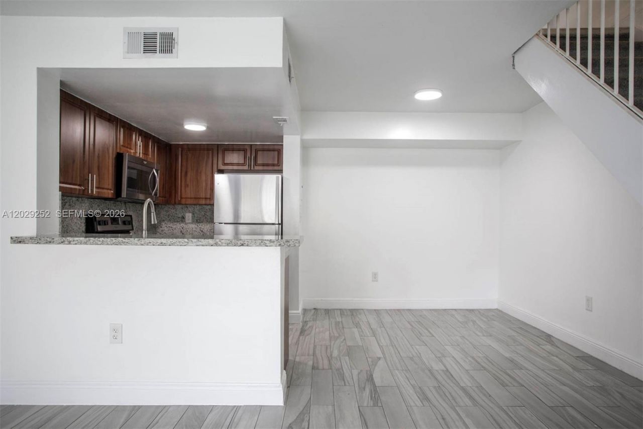 8580 NW 6th Ln , Unit 6-205, Miami, FL 33126 Photo