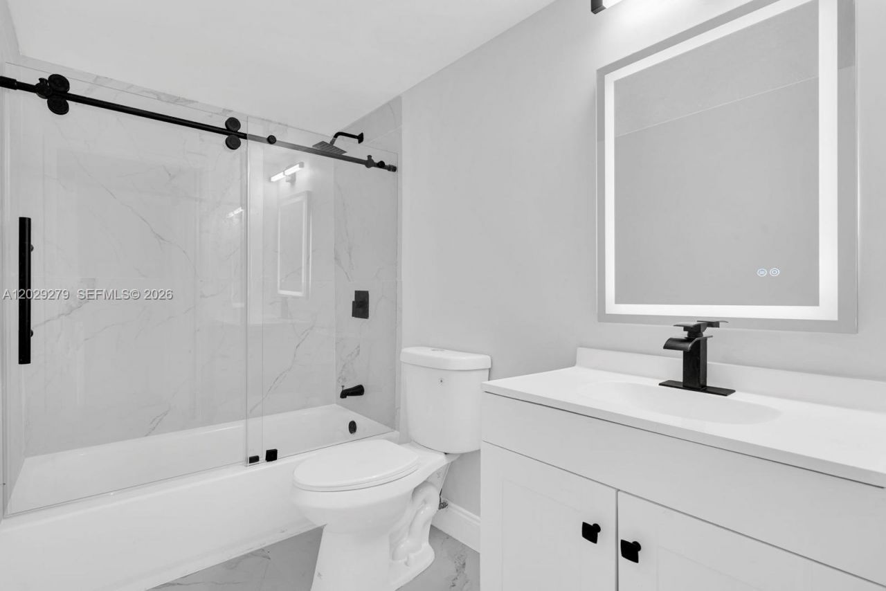 6135 NW 186th St, Unit 202, Hialeah, FL 33015 Photo