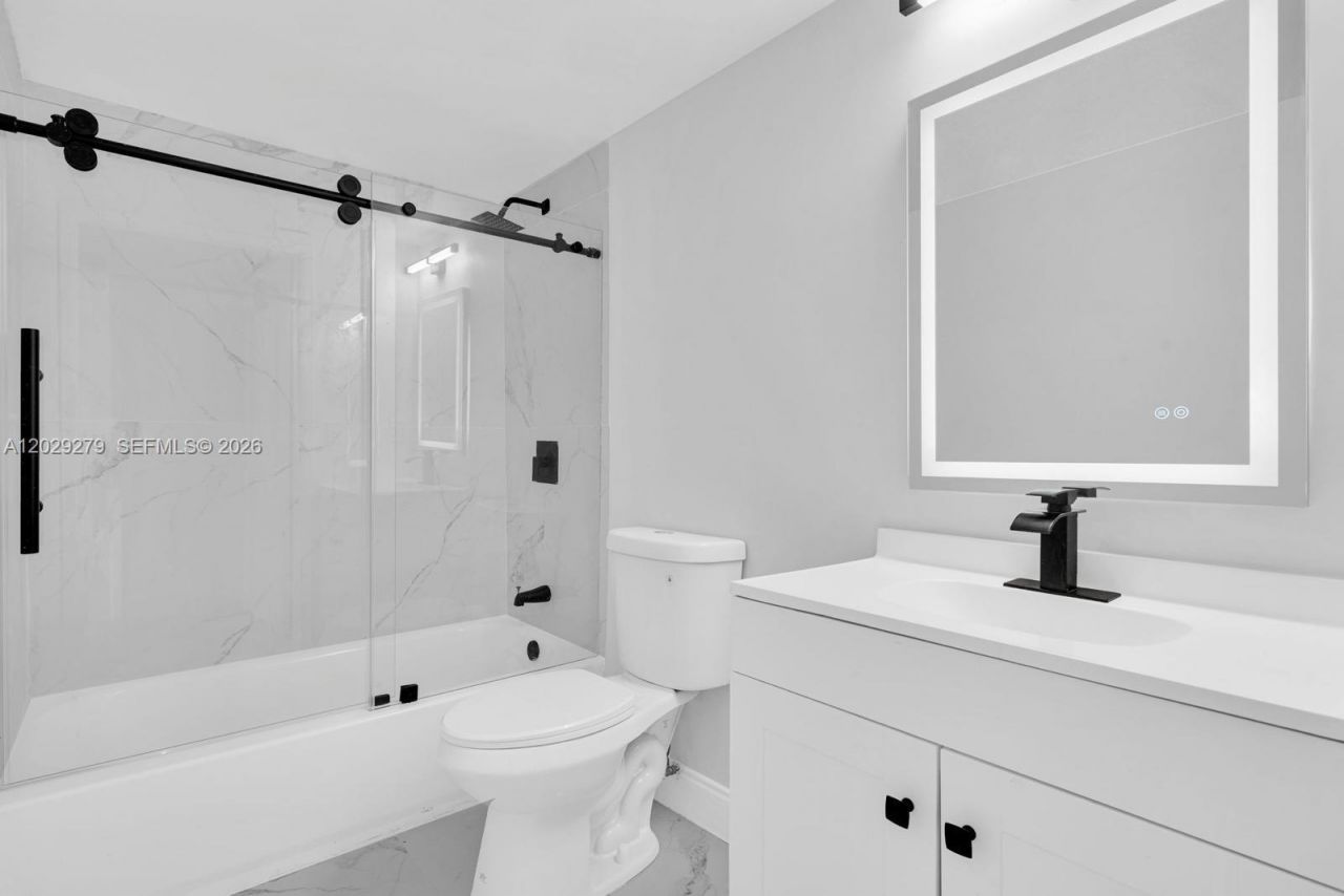 6135 NW 186th St, Unit 202, Hialeah, FL 33015 Photo