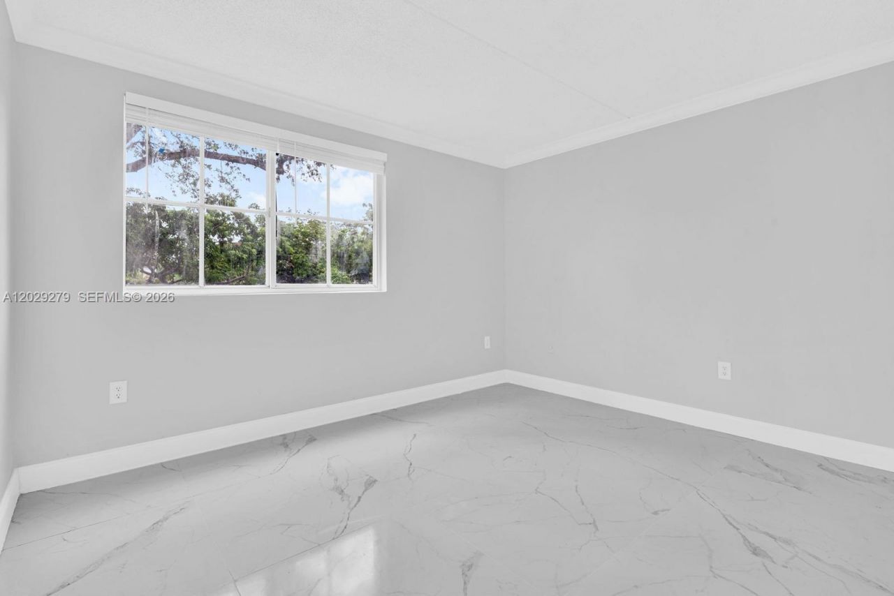 6135 NW 186th St, Unit 202, Hialeah, FL 33015 Photo
