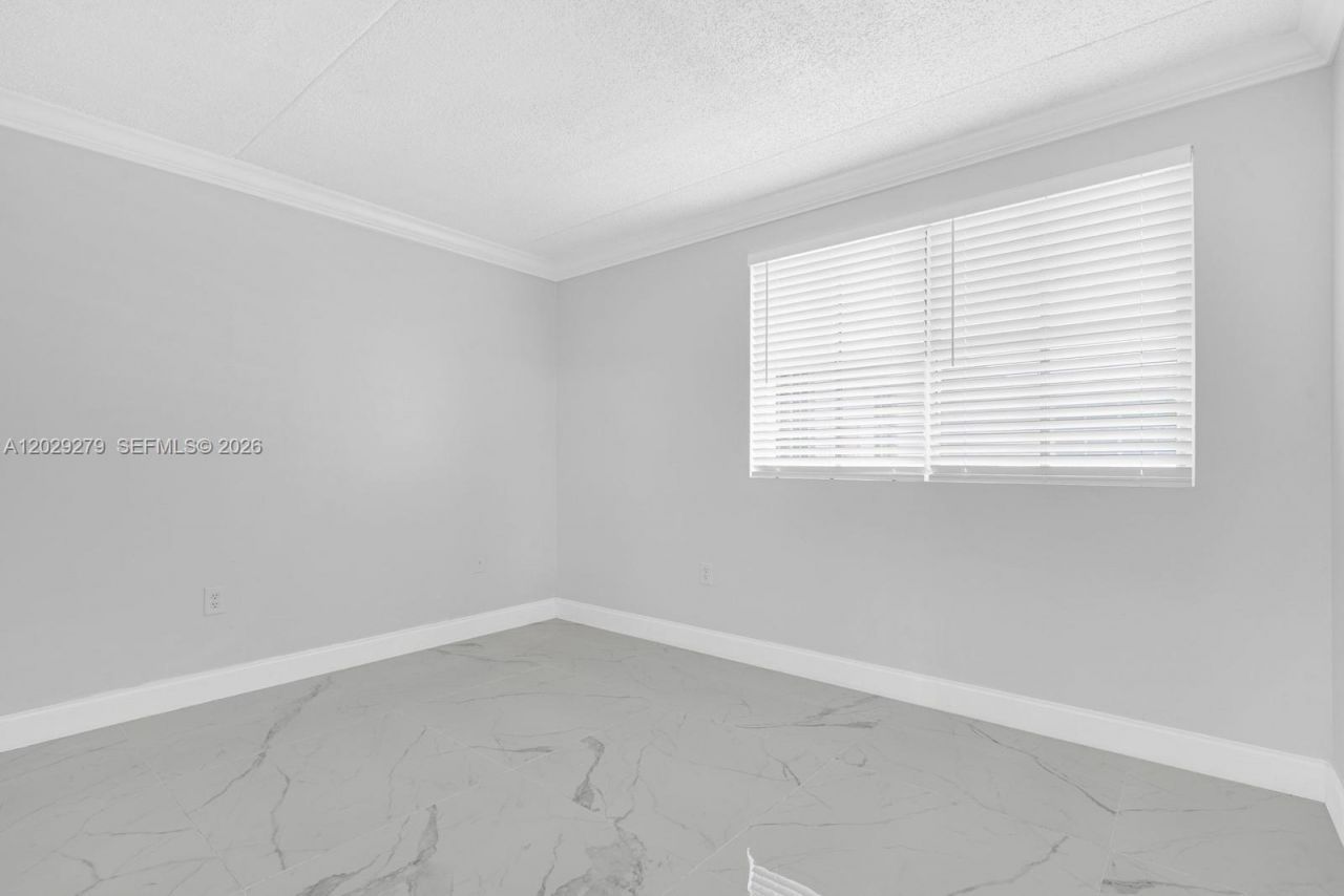 6135 NW 186th St, Unit 202, Hialeah, FL 33015 Photo