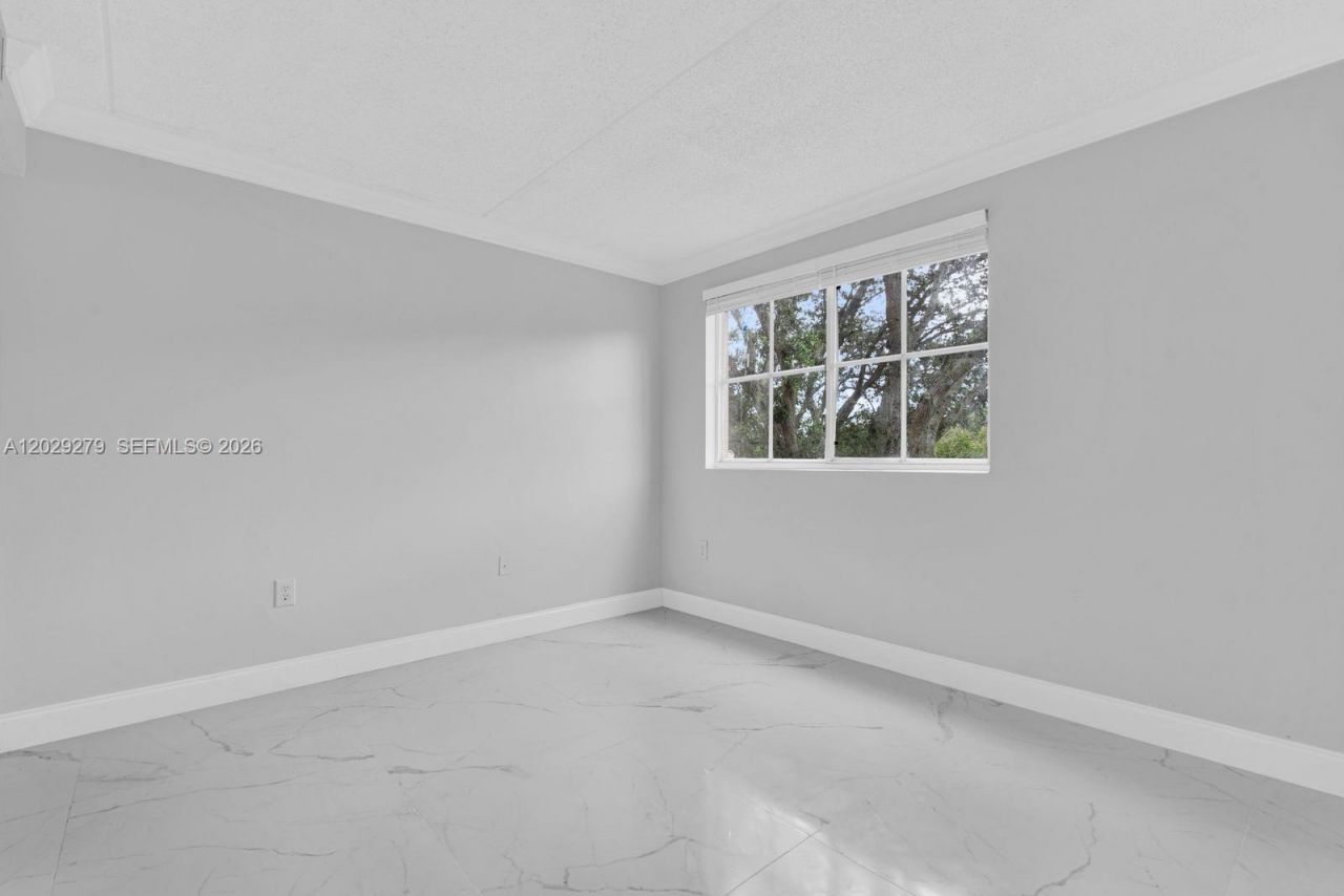 6135 NW 186th St, Unit 202, Hialeah, FL 33015 Photo