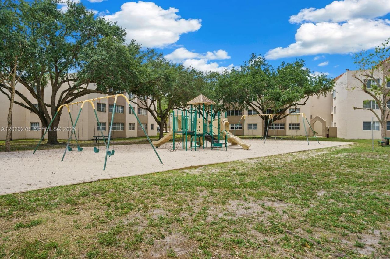 6135 NW 186th St, Unit 202, Hialeah, FL 33015 Photo