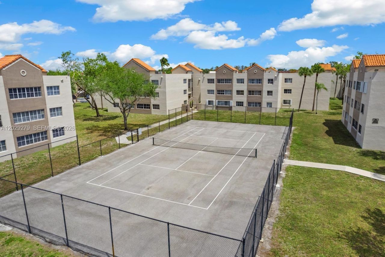 6135 NW 186th St, Unit 202, Hialeah, FL 33015 Photo