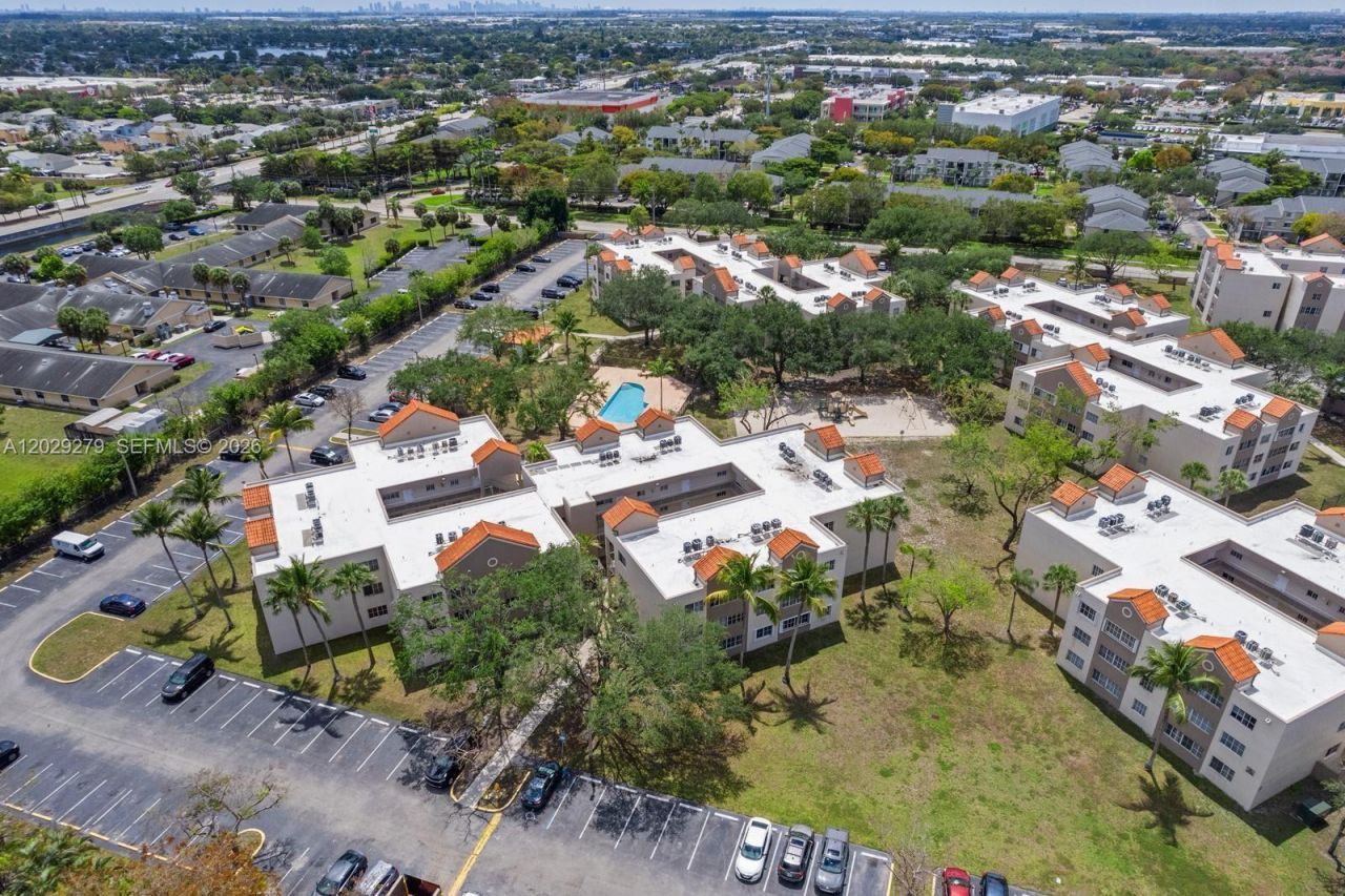 6135 NW 186th St, Unit 202, Hialeah, FL 33015 Photo
