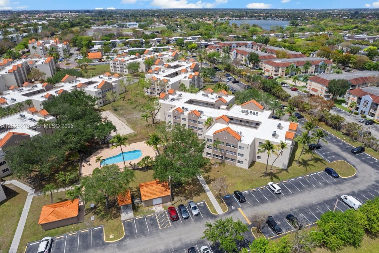 6135 NW 186th St, Unit 202, Hialeah, FL 33015 Photo