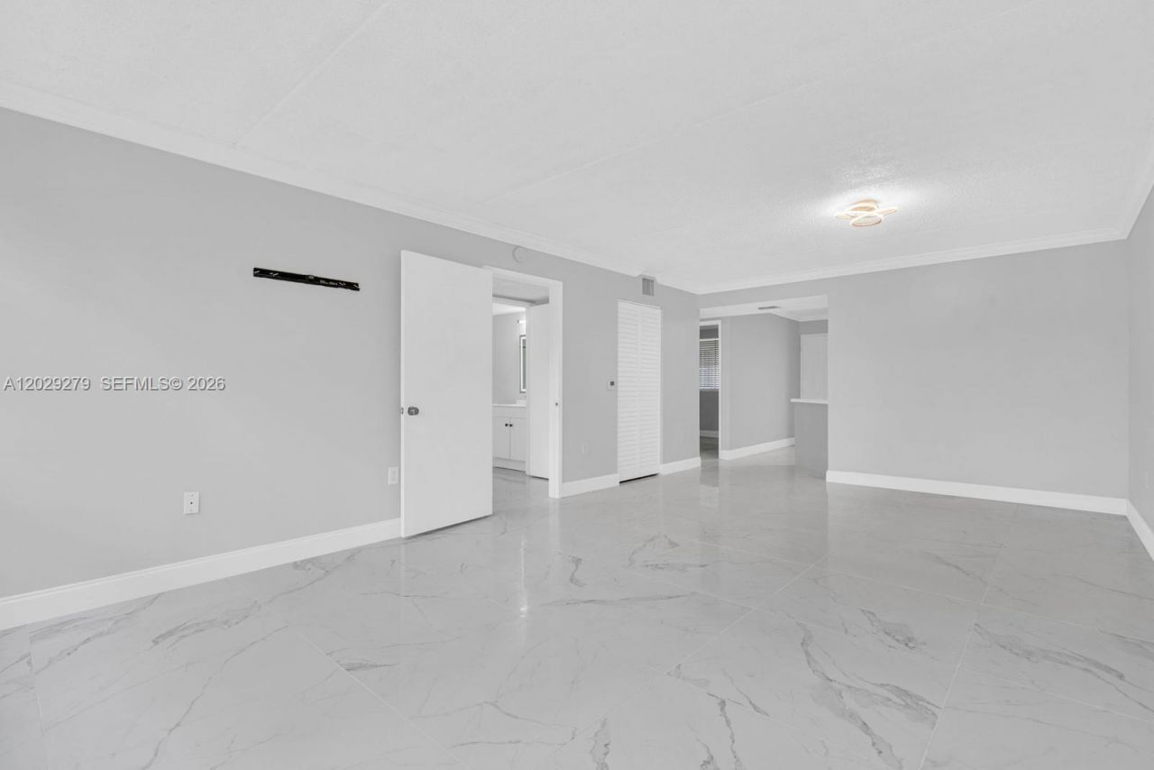 6135 NW 186th St, Unit 202, Hialeah, FL 33015 Photo