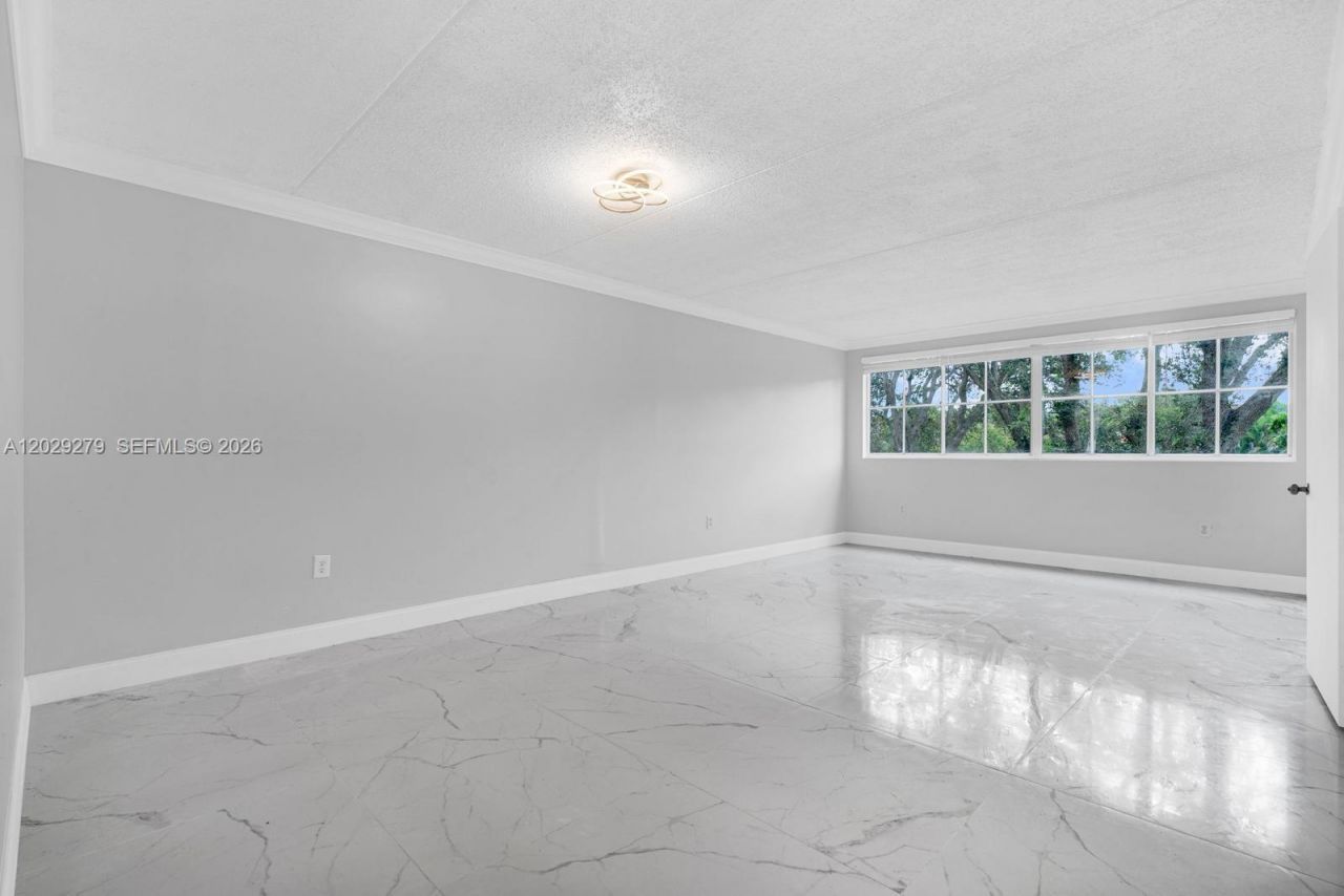 6135 NW 186th St, Unit 202, Hialeah, FL 33015 Photo
