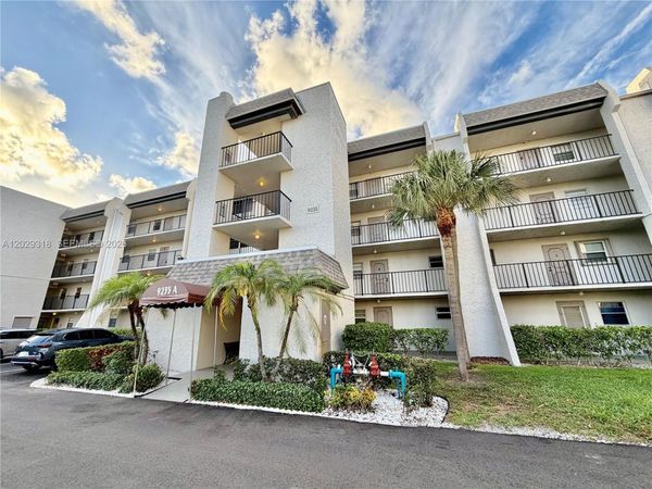 9235 Lagoon Pl, Unit 402, Davie, FL 33324