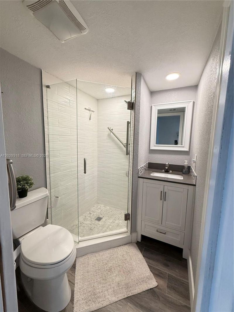 9235 Lagoon Pl , Unit 402, Davie, FL 33324 Photo