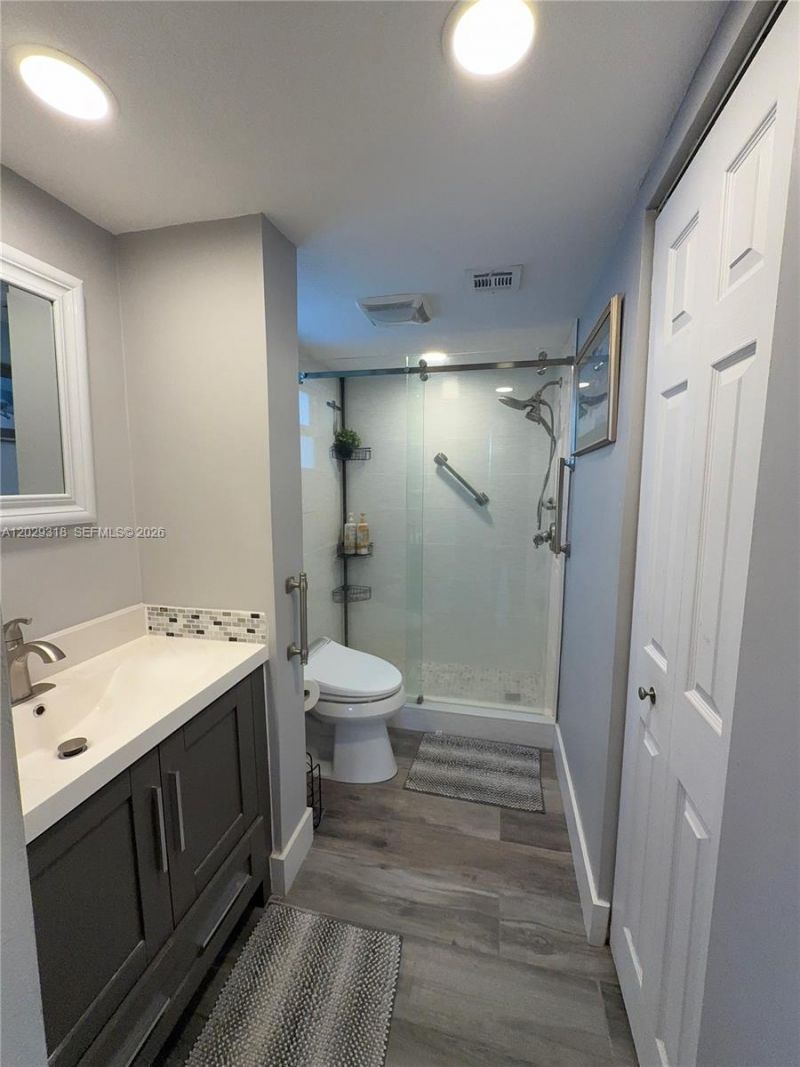 9235 Lagoon Pl , Unit 402, Davie, FL 33324 Photo