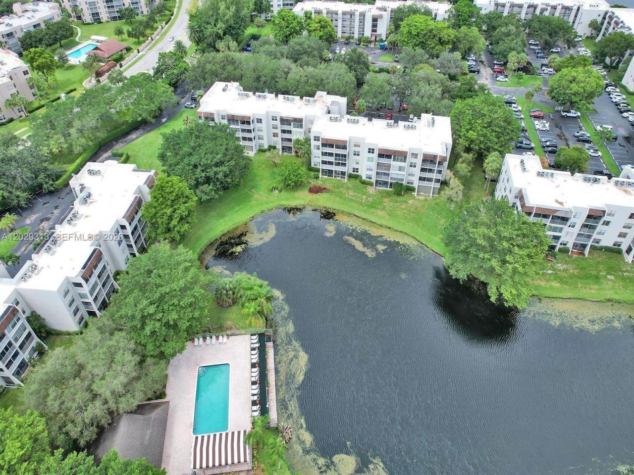 9235 Lagoon Pl , Unit 402, Davie, FL 33324 Photo