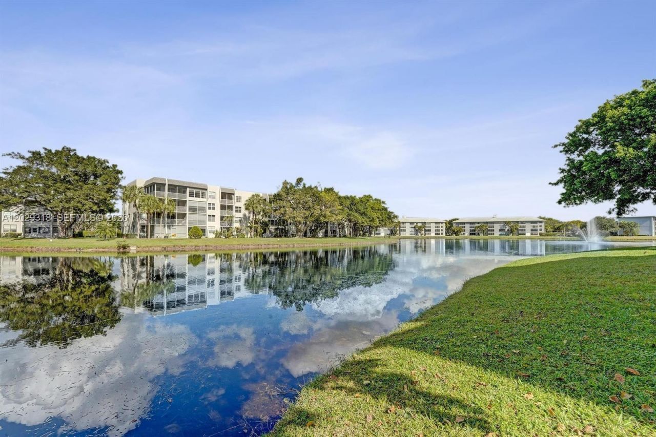 9235 Lagoon Pl , Unit 402, Davie, FL 33324 Photo