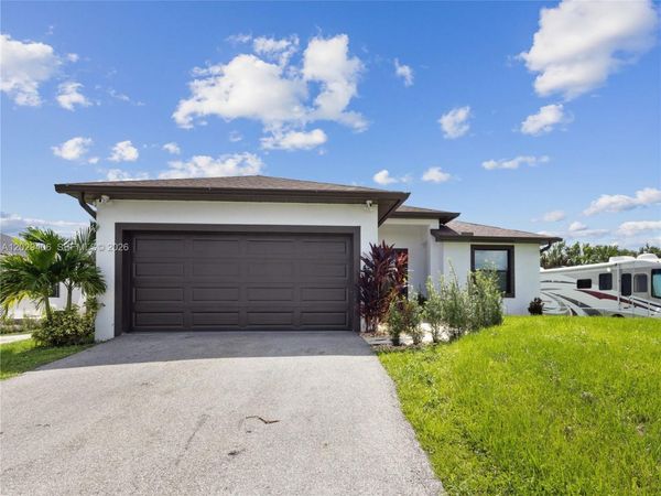 490 NW 37 AV., Naples, FL 34120