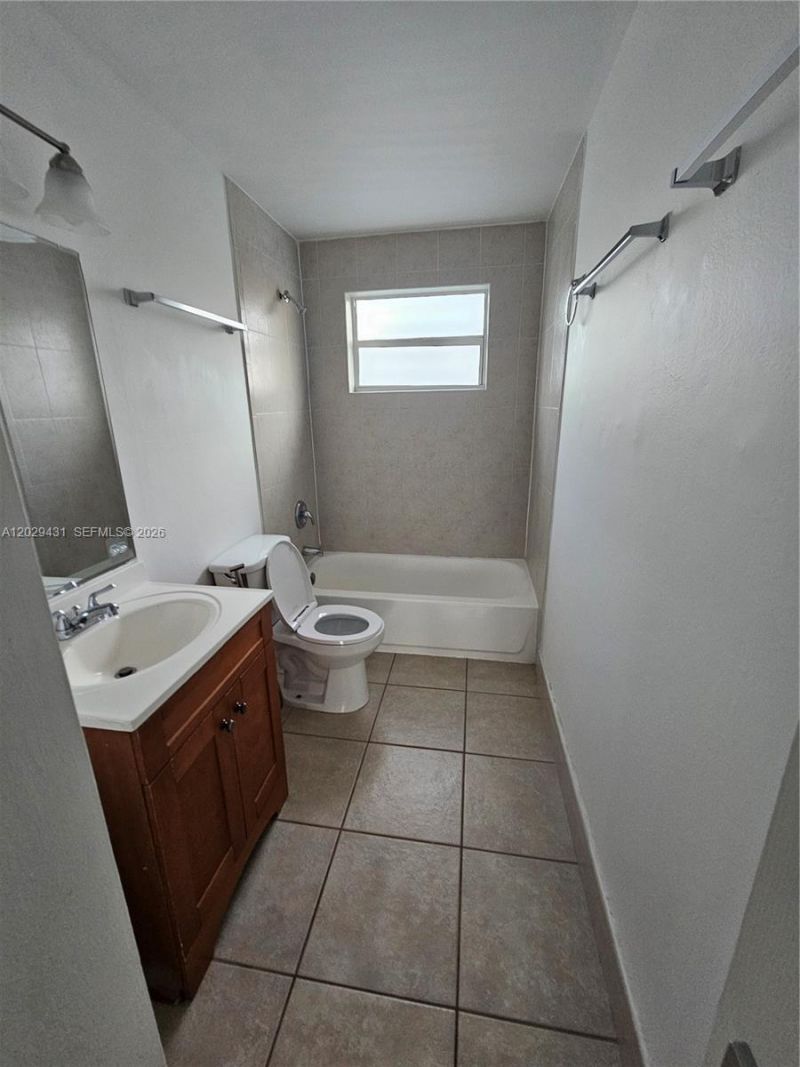 9375 Fontainebleau Blvd, Unit L422, Miami, FL 33172 Photo