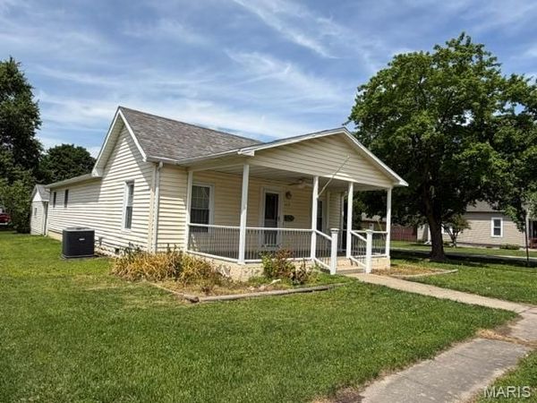 625 Young Street , Nokomis, IL 62075