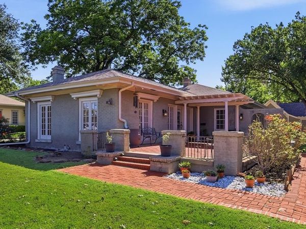 1306 N Locust Street N, Denton, TX 76201