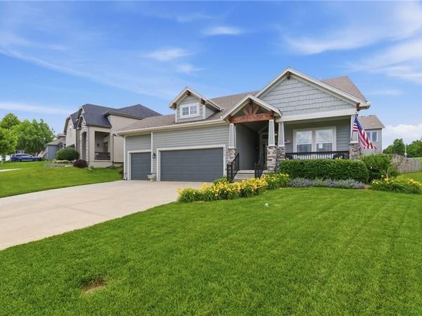 1019 N Cedarcrest Drive, Olathe, KS 66061