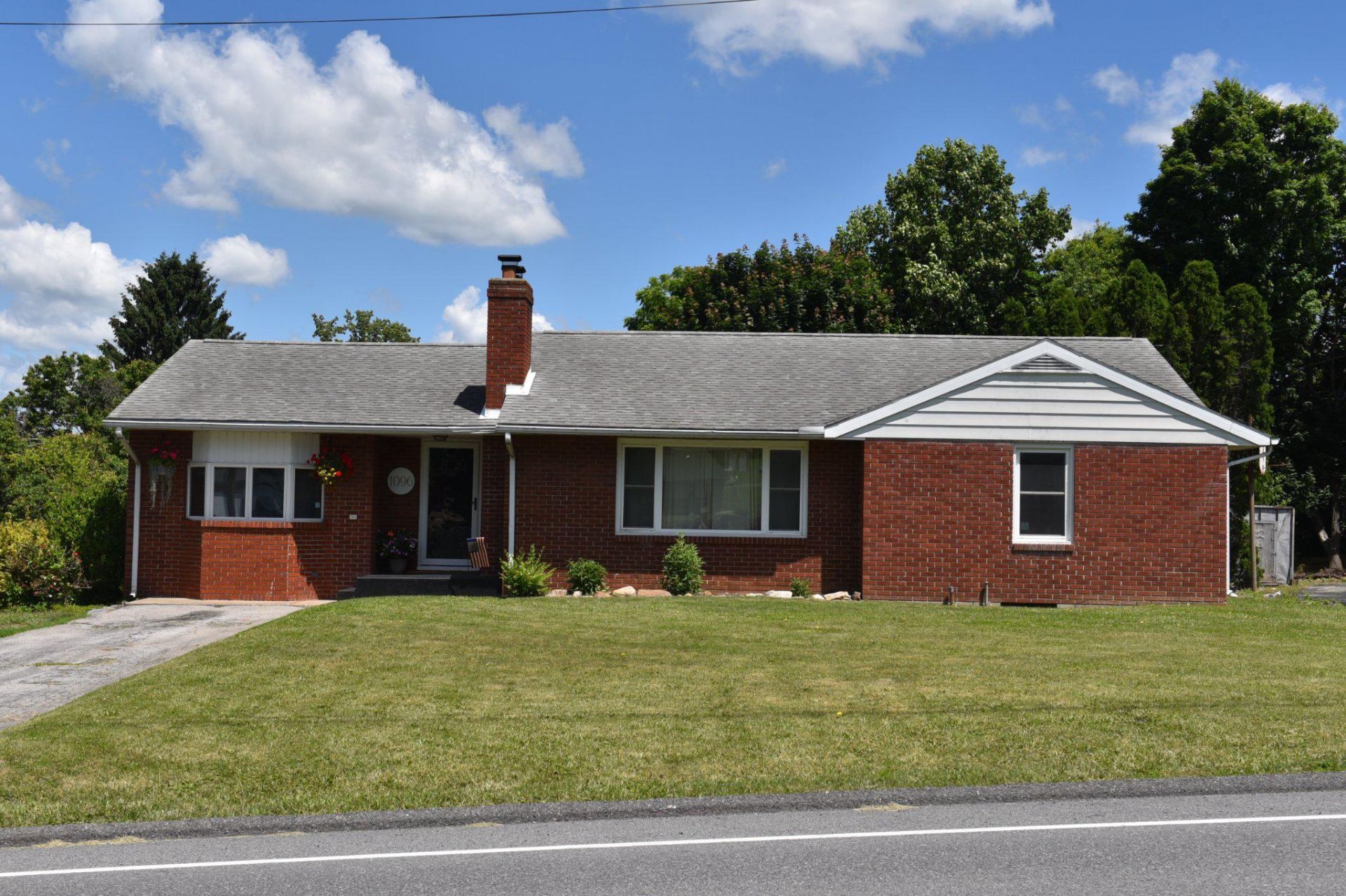 1096 LINCOLN WAY E, MCCONNELLSBURG, PA 17233