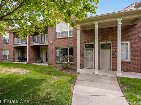 4104 Chesapeake Circle, Commerce Twp, MI 48390