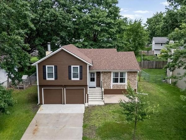 15109 S Seminole Drive, Olathe, KS 66062