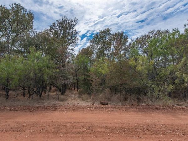 203 Mokulua LN , Bastrop, TX 78602