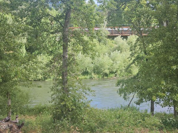 2062 Lampman Road, Gold Hill, OR 97525