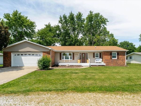 611 E Water Street , Farmer City, IL 61842