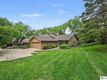10262 Fieldcrest Drive, Omaha, NE 68114