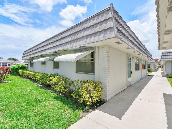9 Valencia Trail, Delray Beach, FL 33446