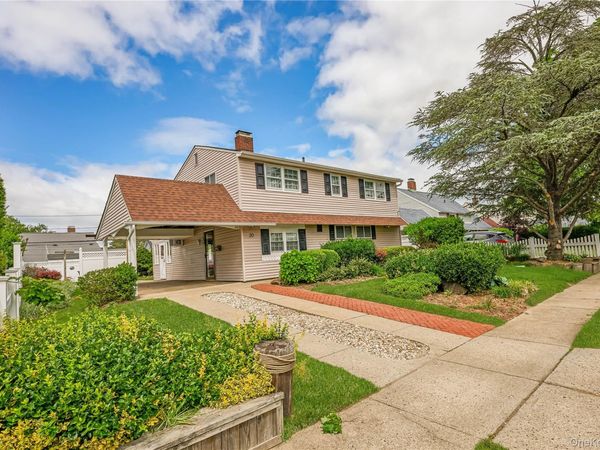 20 Flagstone Lane , Westbury, NY 11590