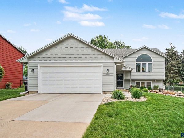 2500 S Pepper Ridge Ave, Sioux Falls, SD 57103