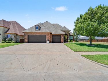 2605 SW 68th St, Lawton, OK 73505