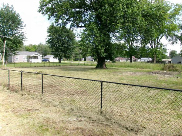 76 SE O Street, Linton, IN 47441
