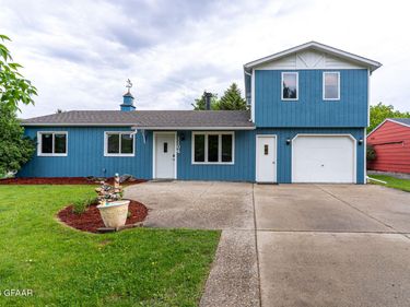 1104 21ST Street NW, East Grand Forks, MN 56721