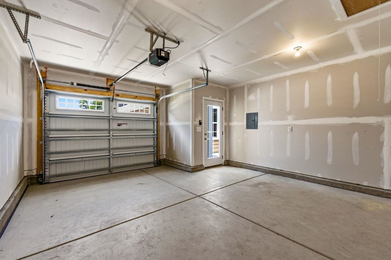2748 Rowyn St. Photo 25