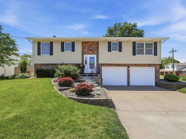 625 W Valley Drive, Eldridge, IA 52748