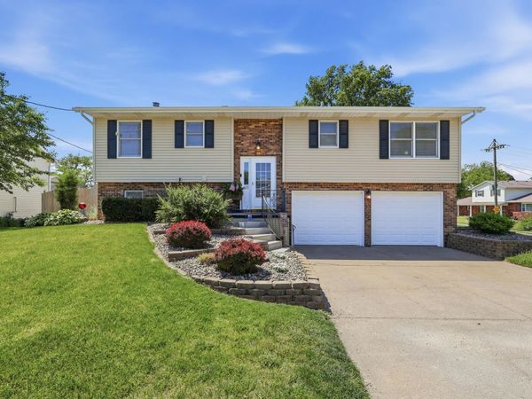 625 W Valley Drive , Eldridge, IA 52748