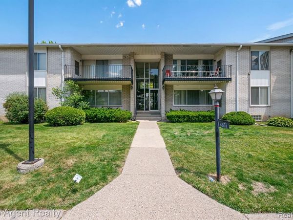 8657 Kennedy Circle, Warren, MI 48093
