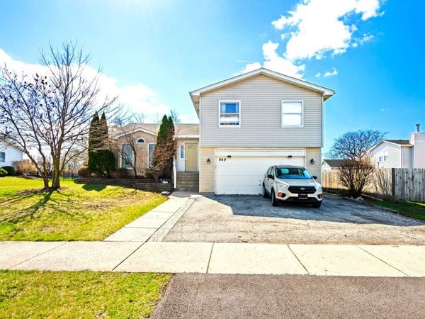 649 Hiawatha Drive, Carol Stream, IL 60188