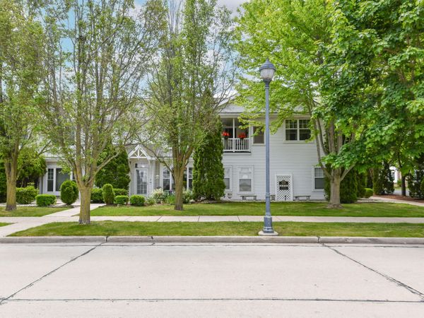 6168 S Creekside Dr, Unit 8, Cudahy, WI 53110