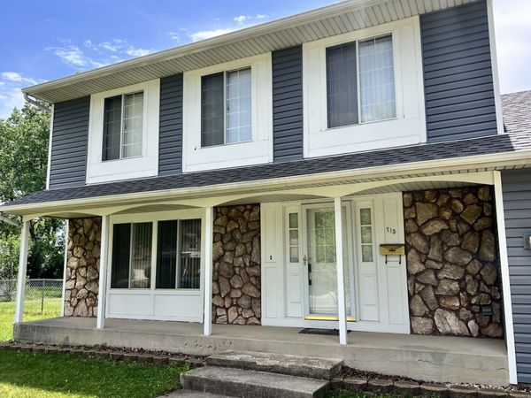 715 Newport N, Roselle, IL 60172