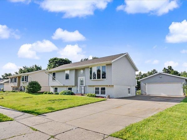 1895 Tam O Shanter Drive , Bettendorf, IA 52722