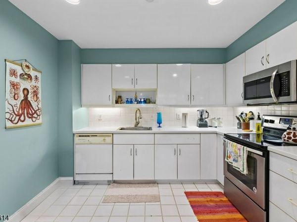 208 Shearwater Ct, Jersey, NJ 07305