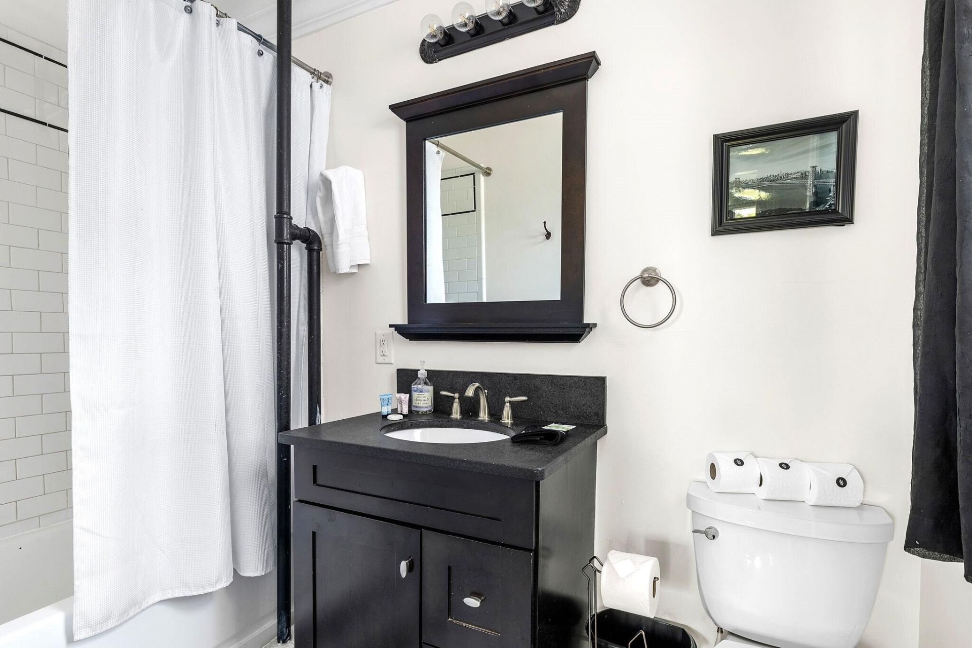 695 King Street Photo 24