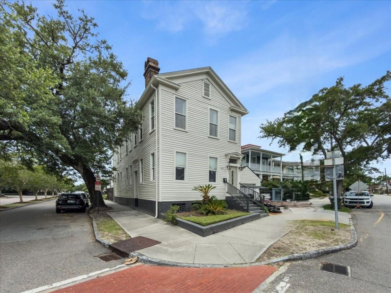 695 King Street Photo 30