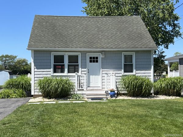 83 Beach Road , Aquebogue, NY 11901